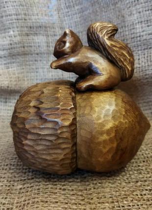 Статуетка білки з жолудем ручної роботи. різба по дереву.