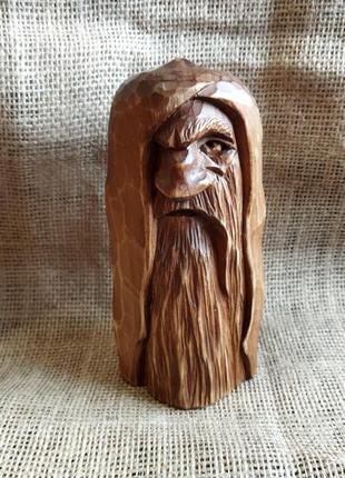 Статуетка бога одіна з дерева. ручна робота. різьба по дереву.