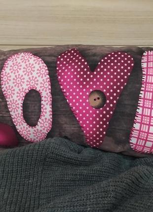 Подушка из словом "love"