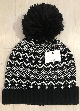 Очень красивая и стильная брендовая вязаная шапочка в узорах.