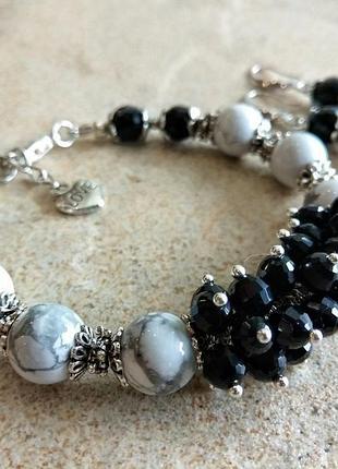 Комплект из кахолонга и хрустальных бусин.