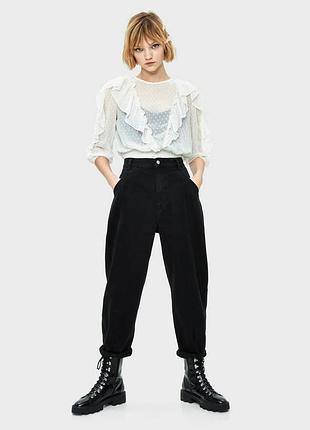 Белая блуза berska с вышивкой "плюмети" и воланами