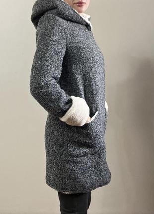 Меховое серое пальто с капюшоном4 фото