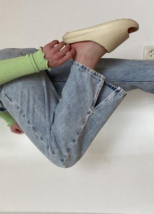 Трендовые джинсы с разрезом4 фото