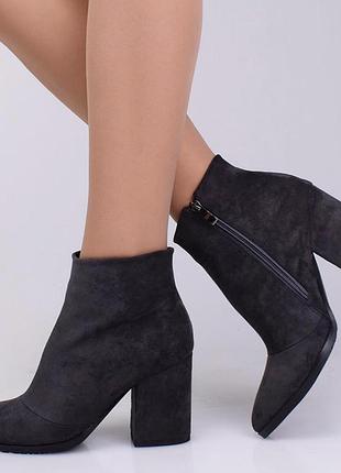 Стильные серые замшевые осенние деми ботинки ботильоны на широком каблуке острым носком