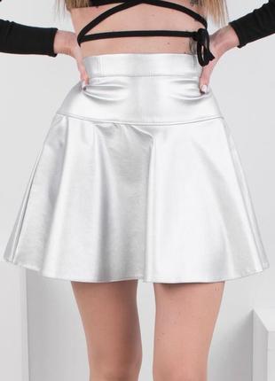 Женская юбка серебристого цвета из эко-кожи