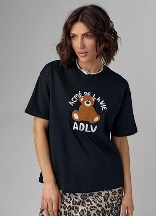 Трикотажна футболка з фактурним ведмедиком та написом артикул: 24110