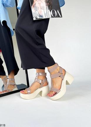 Стильная новинка босоножек