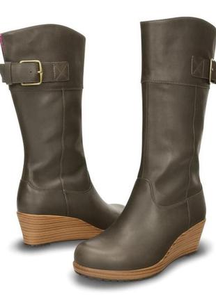 Кожаные демисезонные сапоги crocs espresso & walnut a-leigh leather boot