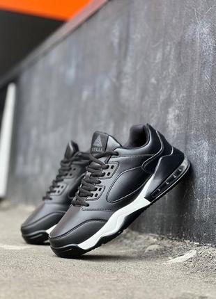 Чоловічі чорні кросівки👟