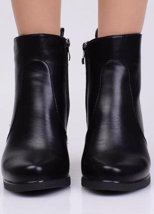 Стильні чорні осінні демі черевики ботильйони на широкому стійкому каблуці модні