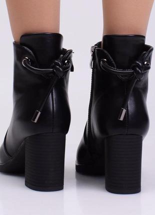 Стильні чорні осінні демі черевики ботильйони на широкому стійкому каблуці модні
