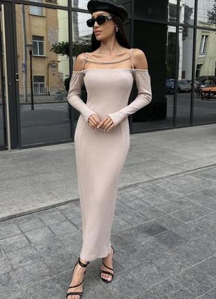 Лаконичная&nbsp; платье-миди&nbsp; на тонких бретельках. платье с открытыми плечами