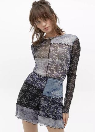 Мини-юбка в абстрактный принт в стиле пэчворк y2k ✨ urban outfitters ✨ юбка сеточка сетка по фигуре