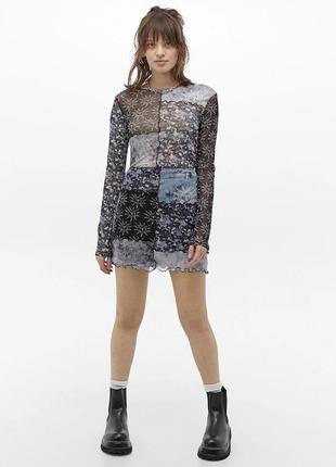 Мини-юбка в абстрактный принт в стиле пэчворк y2k ✨ urban outfitters ✨ юбка сеточка сетка по фигуре4 фото