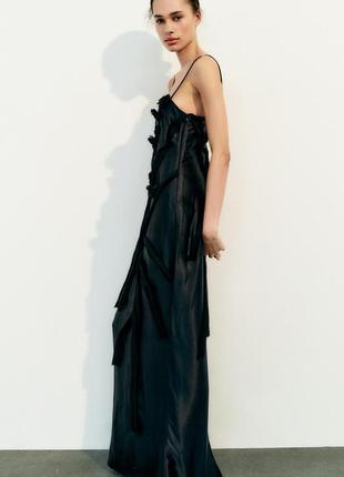Атласное платье средней длины с цветами6 фото