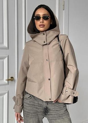 Укорочена куртка прямого крою з якісної водовідштовхувальної тканини.