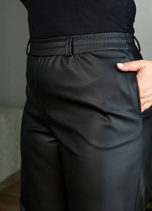 Кожаные брюки брюки палаццо с карманами. черненные брюки широта свободного кроя экокожа6 фото