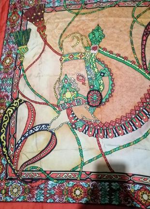 Яскравий шовковий хустку, шов роуль.