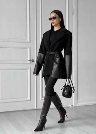 Трендовый укороченный жакет тренч с объемными плечами и кожаными рукавами