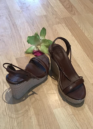 Босоніжки  на платформi, на високій танкетці.натур. шкіра