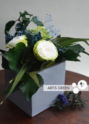 Композиция «concrete with white roses» из стабилизированных растений и розочек