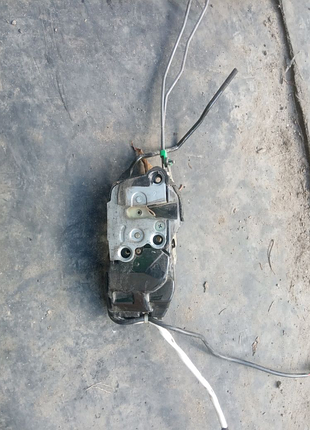 Замок передній лівий на сузукі свіфт