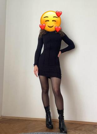 Черное приталенное платье