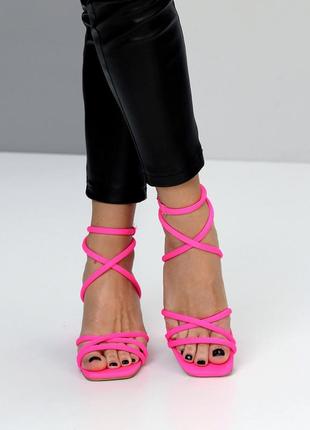Крутые эффектные босоножки женские фуксия, розовый неопрен. популярная модель на каблуку устойчивом1 фото