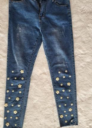 Скины, красивые джинсы,р.s/m,стрейч,италия,украшены пришитыми цветами
