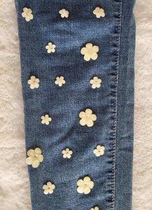 Скины, красивые джинсы,р.s/m,стрейч,италия,украшены пришитыми цветами2 фото