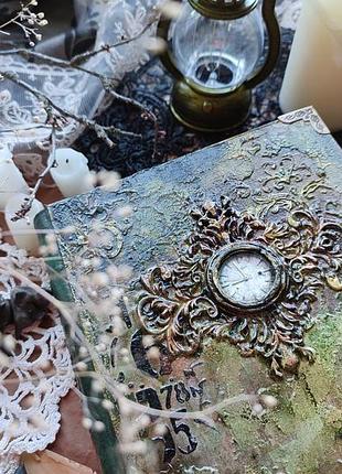 Гримуар ручної роботи з годинником. вінтажний блокнот.