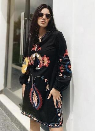 В наявності сукня вишита з китицями