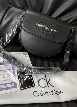 Сумочка calvin klein sculpted saddle