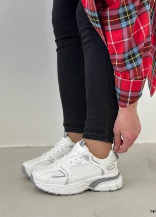Жіночі кросівки білого кольору з сірими вставками