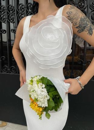 Белое женское базовое платье карандаш с цветком женская трендовое облегающее платье миди с объемным цветком3 фото