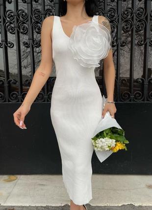 Біла жіноча базова сукня олівець з квіткою жіноча трендова облягаюча сукня міді з об'ємною квіткою