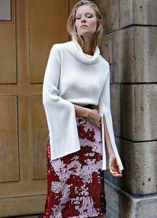 Дизайнерский свитер под горло с разрезами