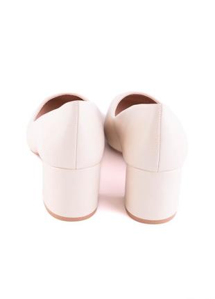 Женские светло-бежевые туфли из эко-кожи на каблуке5 фото