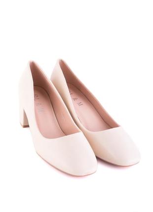 Женские светло-бежевые туфли из эко-кожи на каблуке3 фото