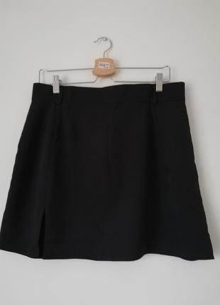 Черная мини юбка с разрезом1 фото