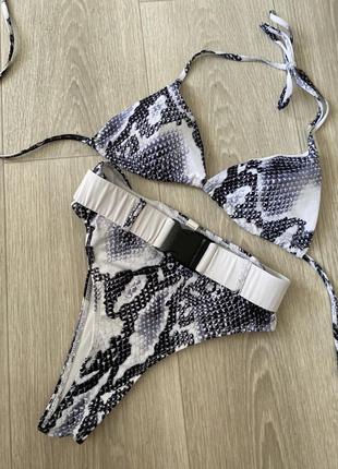 Купальник з високими плавками бразиліано.