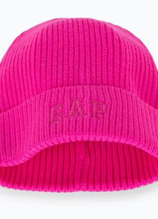 Женская шапка gap v-logo beanie выделяется розовым цветом2 фото