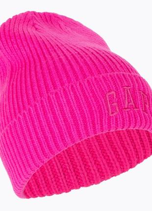Женская шапка gap v-logo beanie выделяется розовым цветом4 фото