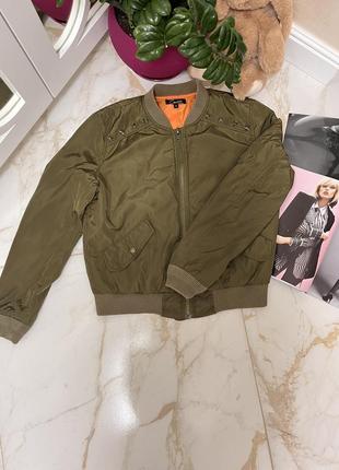 Жіночий стильний вільний бомбер у кольорі хакі