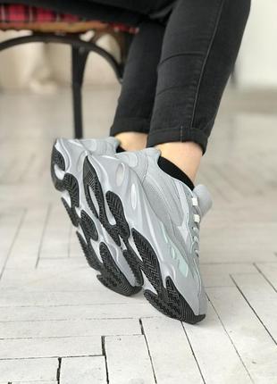 Женские кроссовки adidas yeezy boost 700 v22 фото