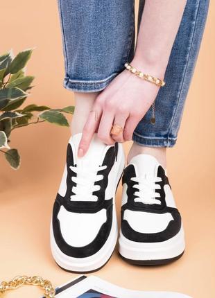 Черно-белые кроссовки из экокожи