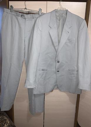 Стильний костюм в смужку