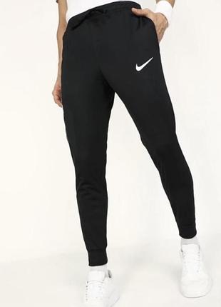 Оригінальні завужені штани в чорному кольорі найк nike dri-fit
