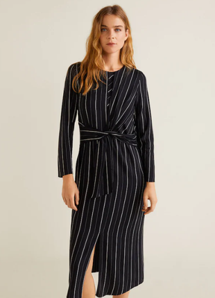 Чорне віскозне плаття в смужку mango